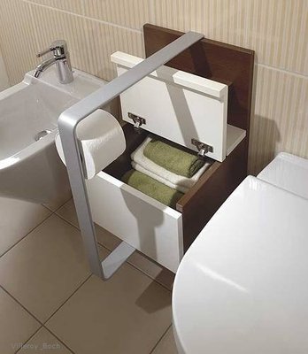 Bei der Planung eines WCs sollte genügend freier Platz vor der Toilette eingeplant werden. Komfortabel ist eine Fläche von 1,20 x 1,20 m. Für Rollstuhlfahrer wird hier eine Bewegungsfläche von 1,50 x 1,50 m empfohlen. Zusätzlich benötigt ein Rollstuhlfahrer seitlich des WCs ca. 95 cm Platz. Die Einbautiefe und die Montagehöhe des WCs müssen immer individuell angepasst werden, damit der Sitz gut zu erreichen ist oder ein Toilettenrollstuhl benutzt werden kann. Das WC-Möbel der Kollektion Lifetime bietet in bequemer Griffweite Stauraum für die täglichen Dinge und das Toilettenpapier und besitzt zudem einen integrierten, komfortablen Griff. Trotzdem sollte man prüfen, ob ein stabiler Stützklappgriff notwenig ist, der hinsichtlich Montagehöhe und -abstand optimiert wird. In manchen Fällen sorgt eine zusätzliche Rückenstütze für mehr Komfort und höhere Sicherheit. Hier kann der Sanitätsfachhandel beraten. Bei der Planung eines WCs sollte genügend freier Platz vor der Toilette eingeplant werden. Komfortabel ist eine Fläche von 1,20 x 1,20 m. Für Rollstuhlfahrer wird hier eine Bewegungsfläche von 1,50 x 1,50 m empfohlen. Zusätzlich benötigt ein Rollstuhlfahrer seitlich des WCs ca. 95 cm Platz. Die Einbautiefe und die Montagehöhe des WCs müssen immer individuell angepasst werden, damit der Sitz gut zu erreichen ist oder ein Toilettenrollstuhl benutzt werden kann. Das WC-Möbel der Kollektion Lifetime bietet in bequemer Griffweite Stauraum für die täglichen Dinge und das Toilettenpapier und besitzt zudem einen integrierten, komfortablen Griff. Trotzdem sollte man prüfen, ob ein stabiler Stützklappgriff notwenig ist, der hinsichtlich Montagehöhe und -abstand optimiert wird. In manchen Fällen sorgt eine zusätzliche Rückenstütze für mehr Komfort und höhere Sicherheit. Hier kann der Sanitätsfachhandel beraten.
